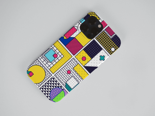 Case de um iphone 14 com estampa colorida no estilo Memphis.