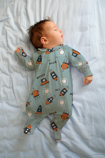 Bebê dormindo com roupa com estampa espacial